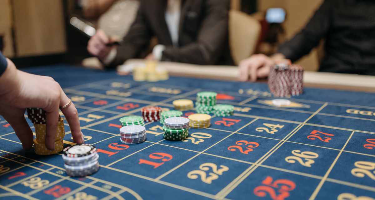 Tangan menempatkan chip pada meja roulette