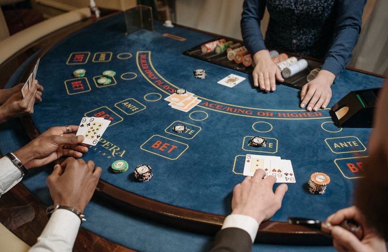 Meja permainan kartu dengan dealer dan chip kasino