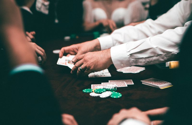 Chip poker tersusun di atas meja hijau