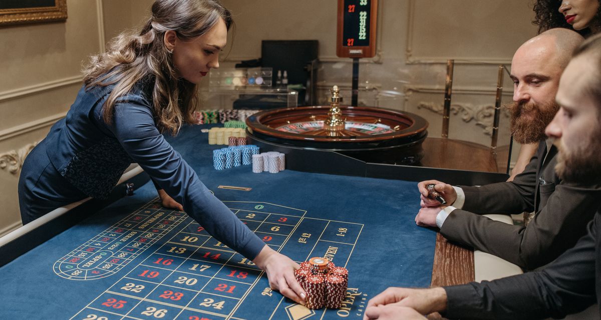 Dealer live mengatur chip di meja roulette