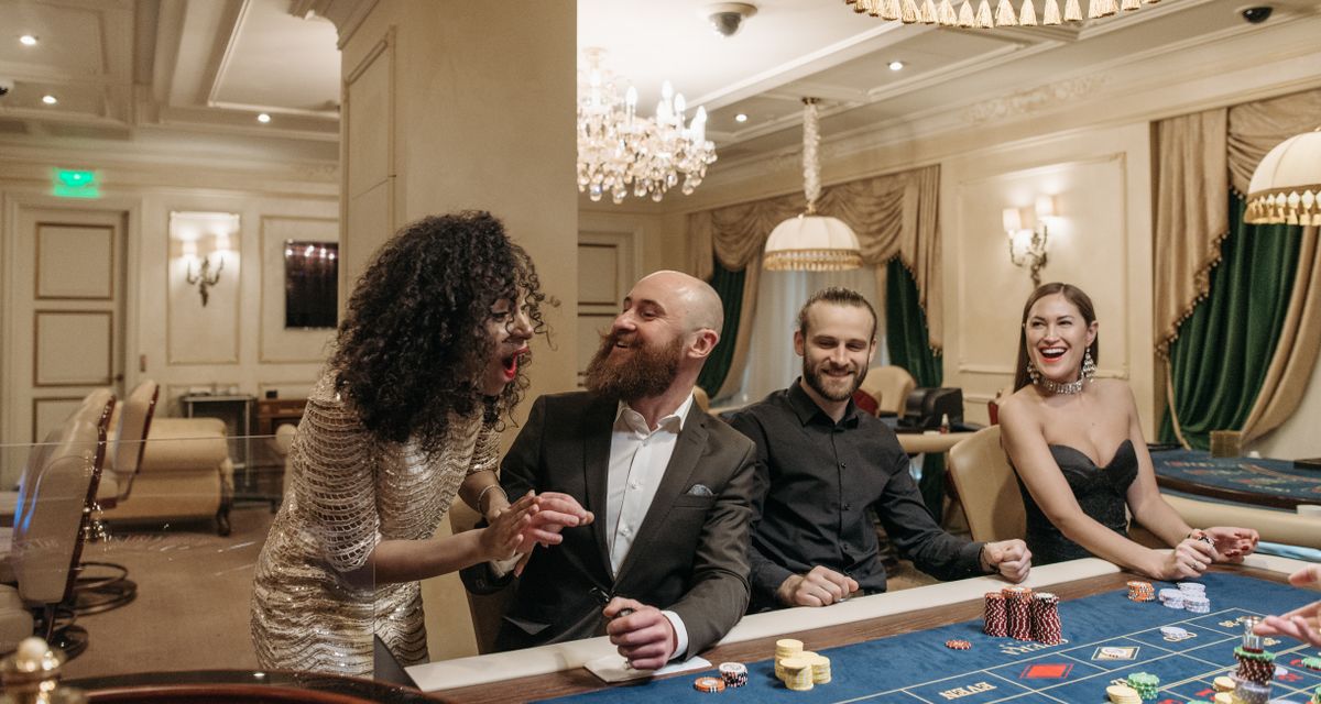 Pemain poker memasang chip di atas meja