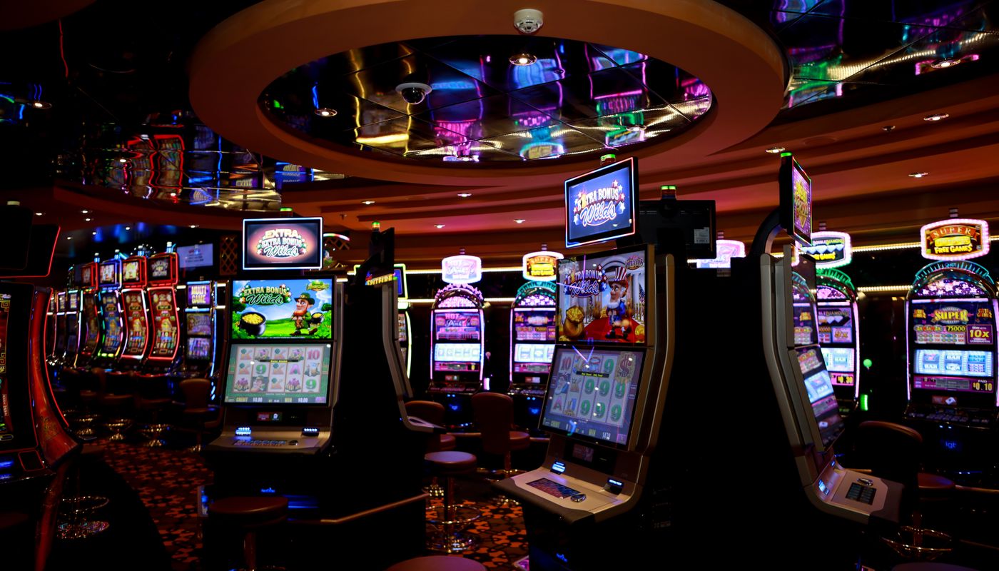Rangkaian mesin slot berwarna-warni di lantai kasino