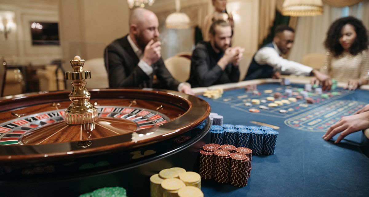 Meja roulette dengan tumpukan chip kasino