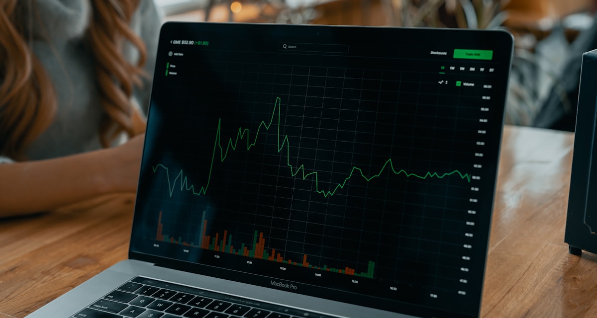 Layar laptop menampilkan grafik data